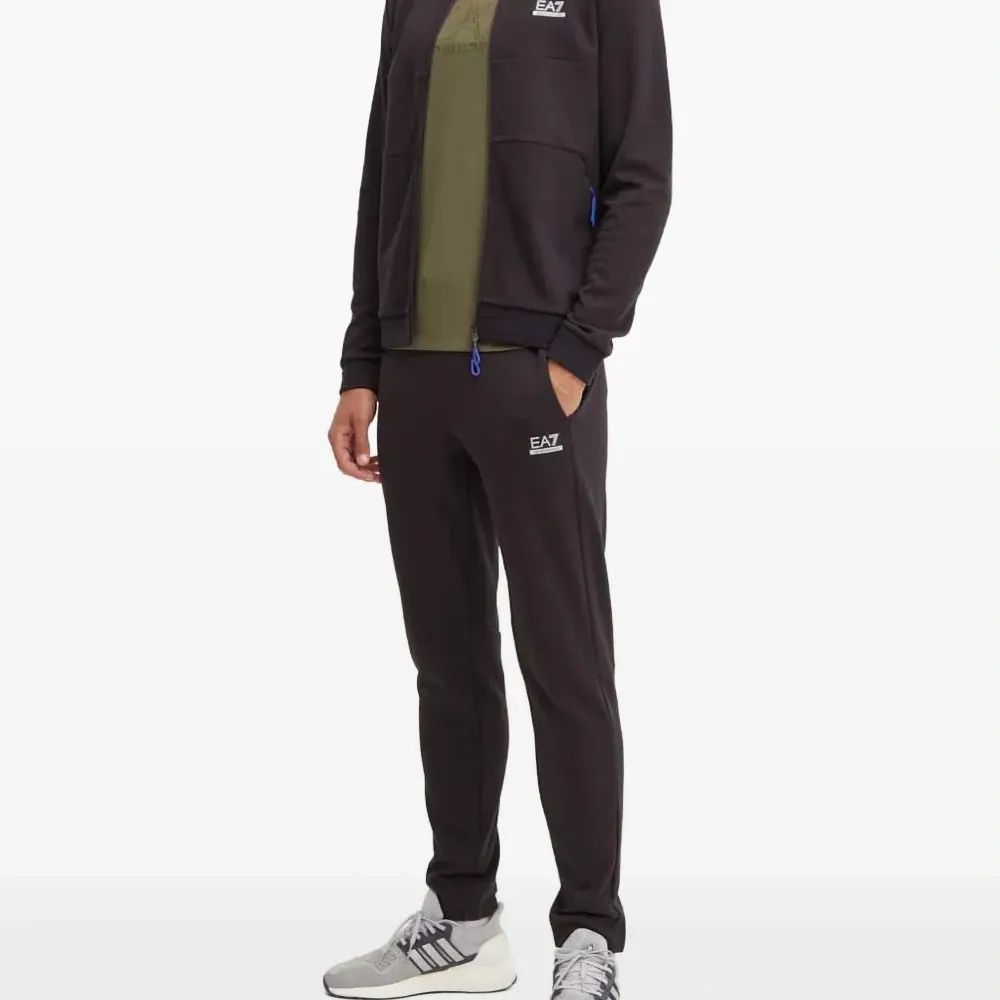 Футболка с логотипом