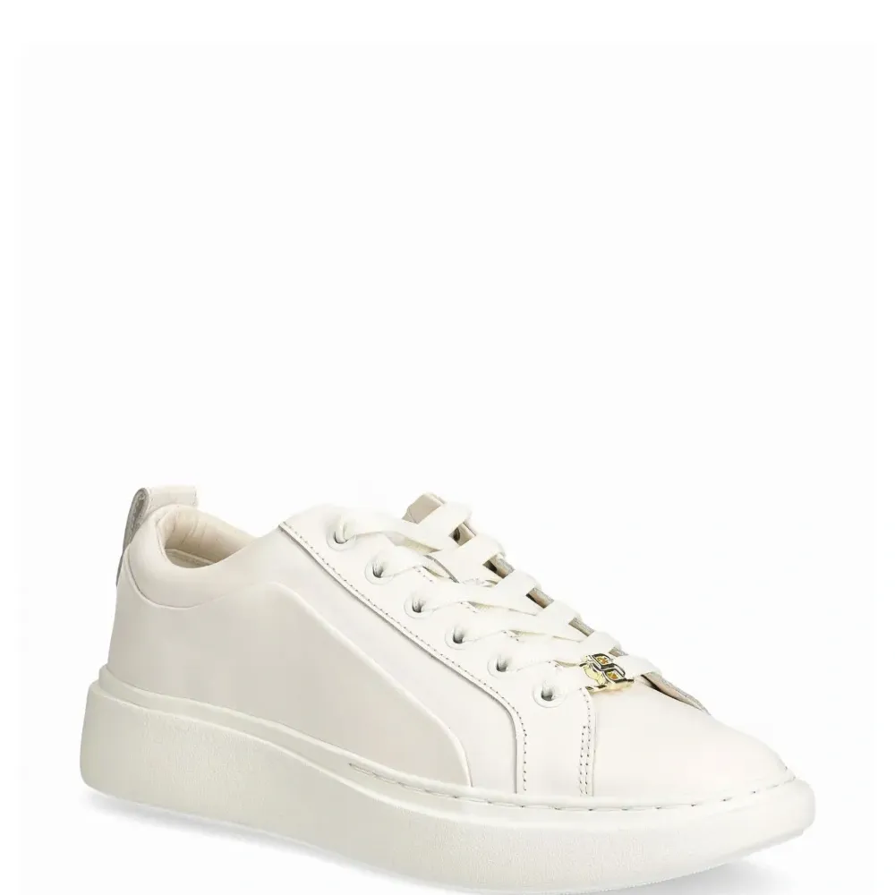 Кроссовки с логотипом