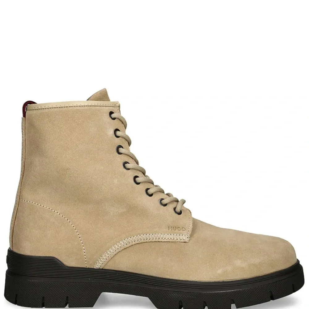 Сапоги с тисненым логотипом