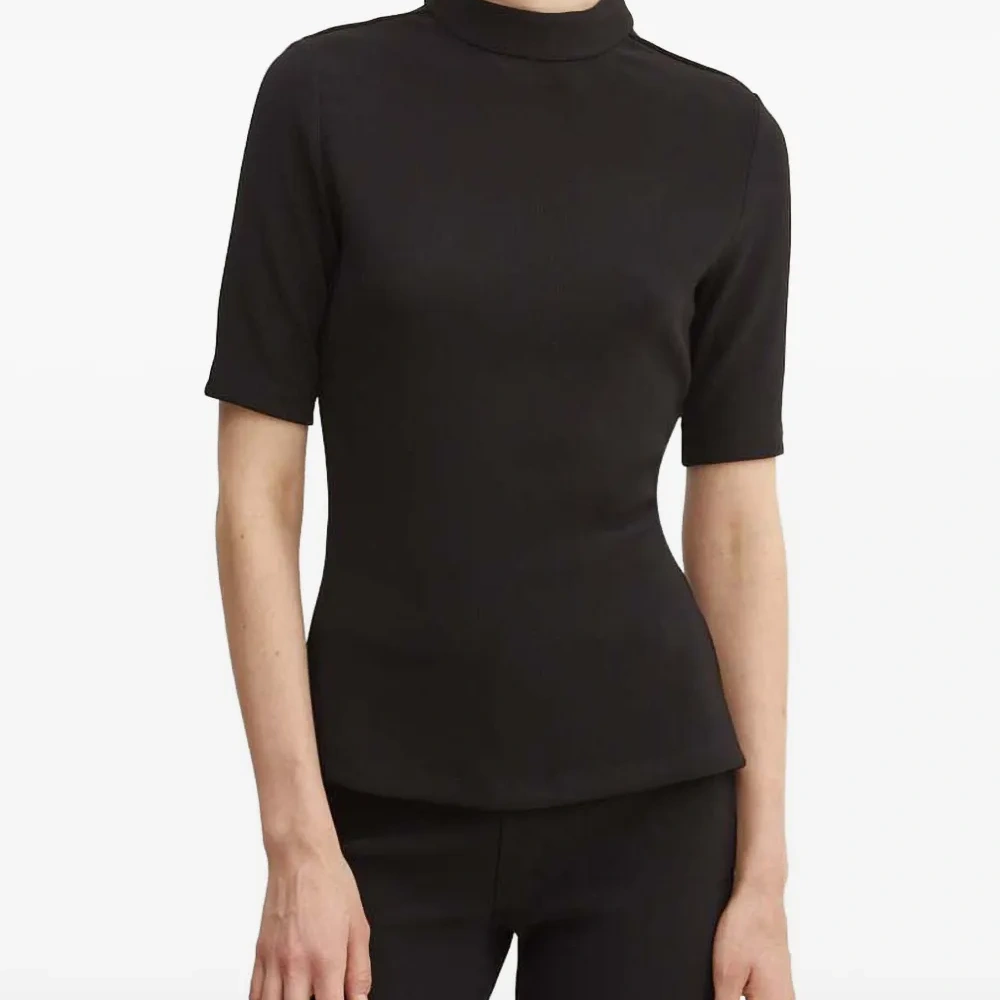 Трикотажный топ с высоким воротом