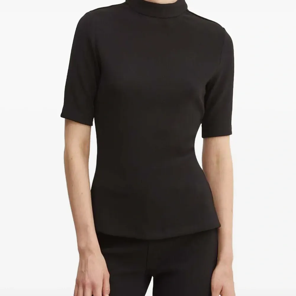 Трикотажный топ с высоким воротом