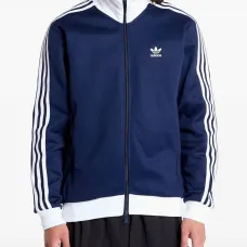 Вязаное изделие на молнии с полосатым узором