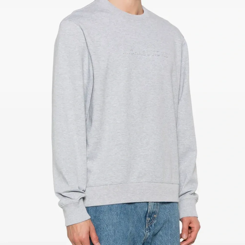 Толстовка с тисненым логотипом