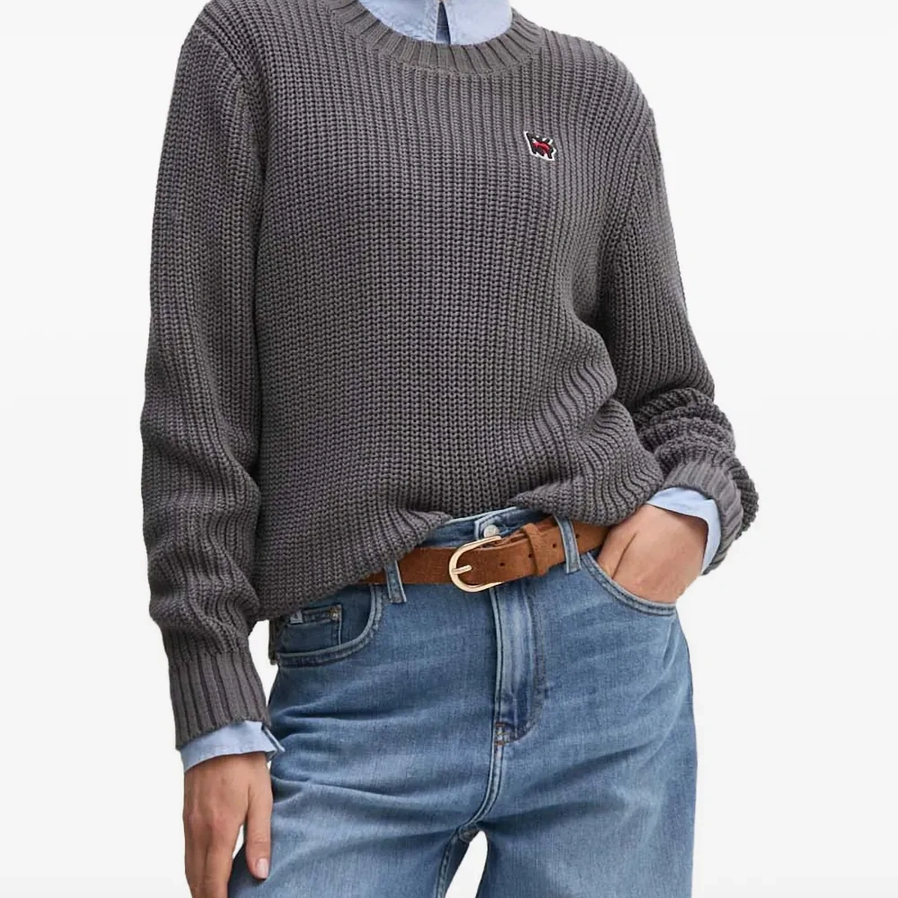 Свитер с нашивкой-логотипом