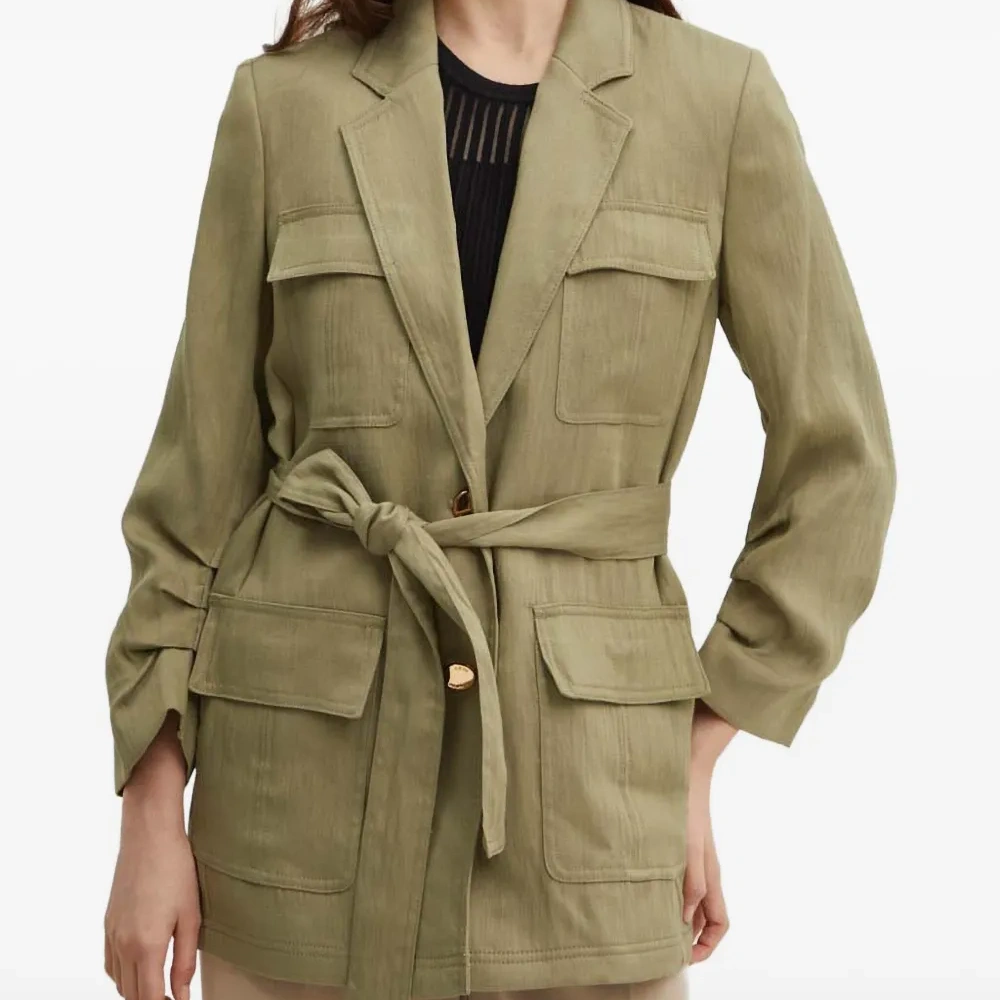 Куртка с поясом и карманами