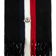 Шарф с нашивкой-логотипом