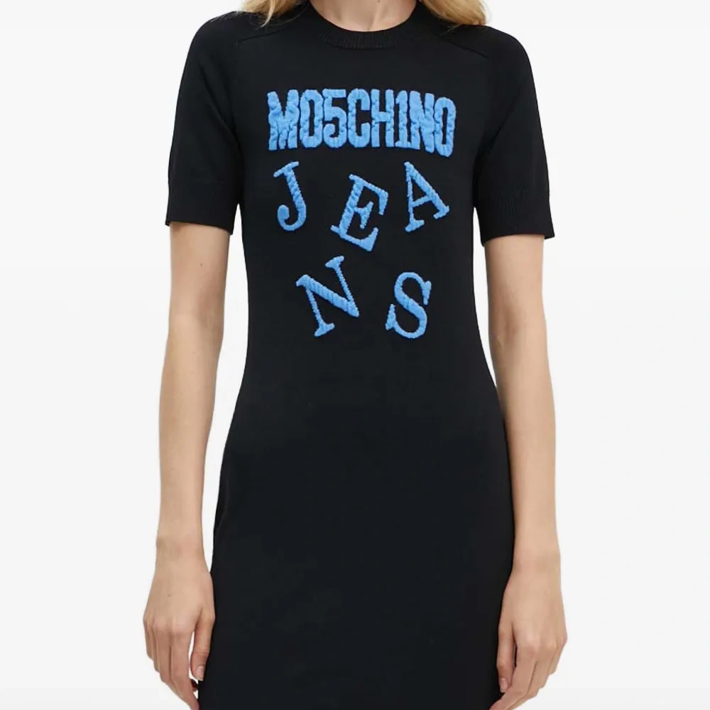 Мини-платье с надписью и короткими рукавами