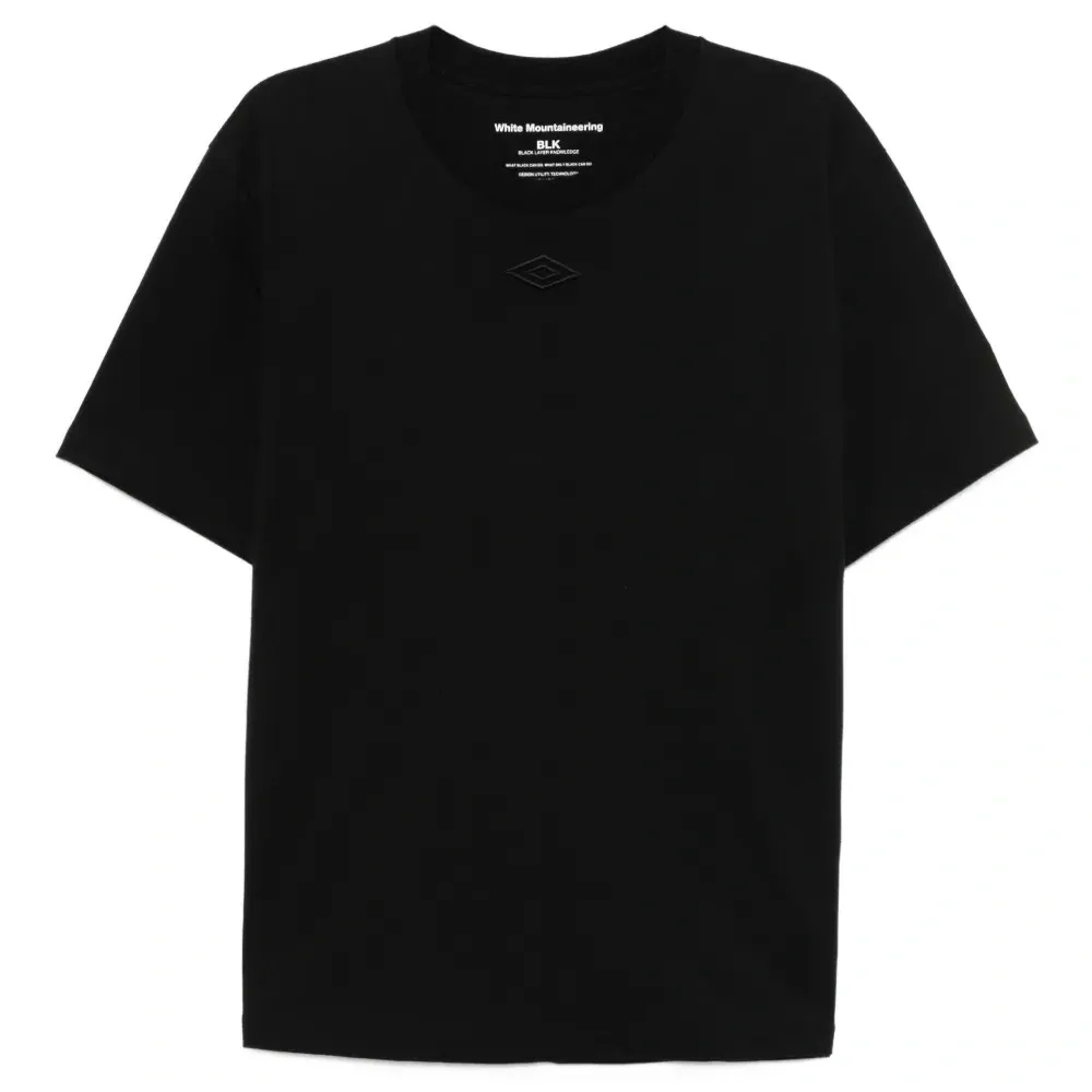 футболка с вышитым логотипом