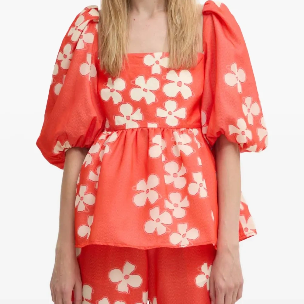 Блузка с квадратным вырезом и цветочным узором