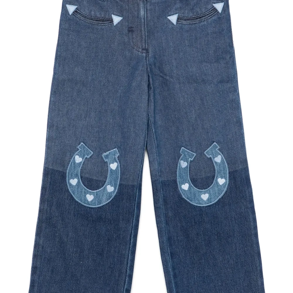 Джинсы с аппликацией