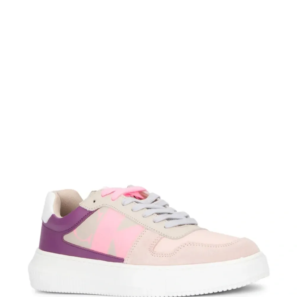 Кроссовки с логотипом