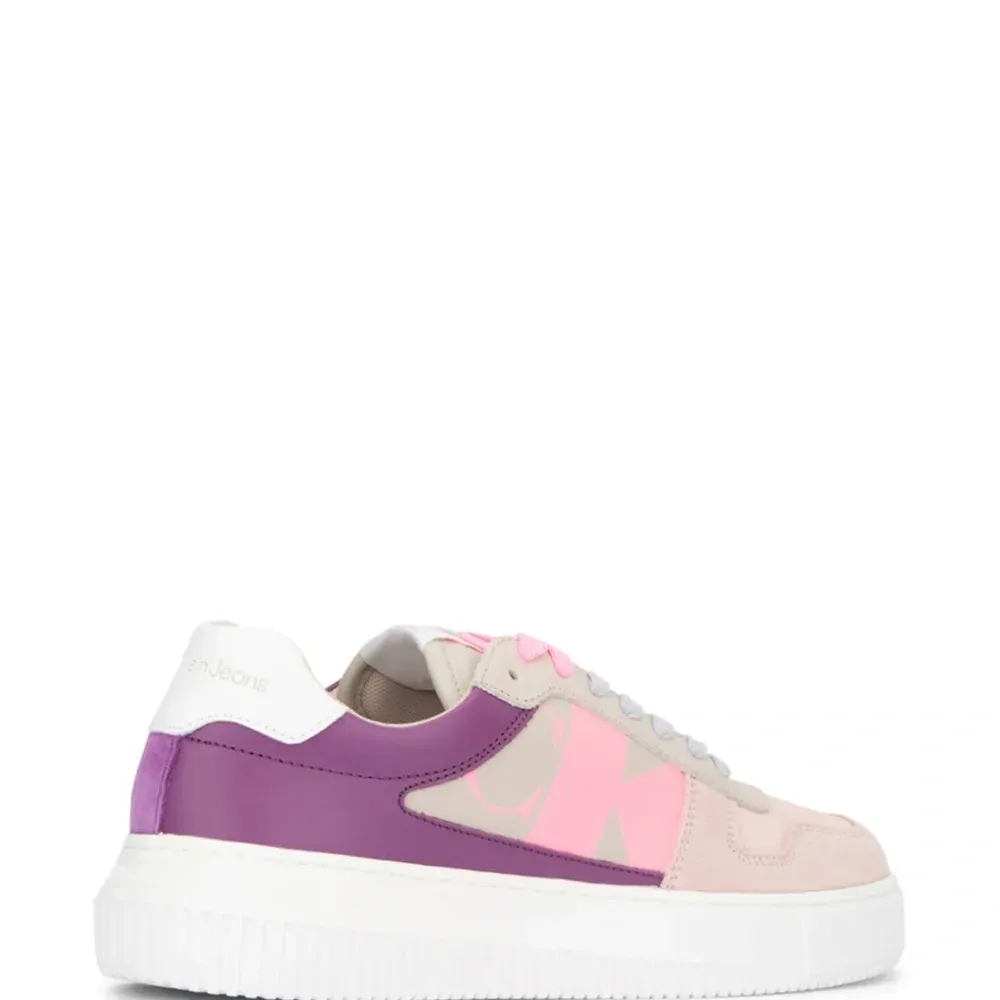 Кроссовки с логотипом