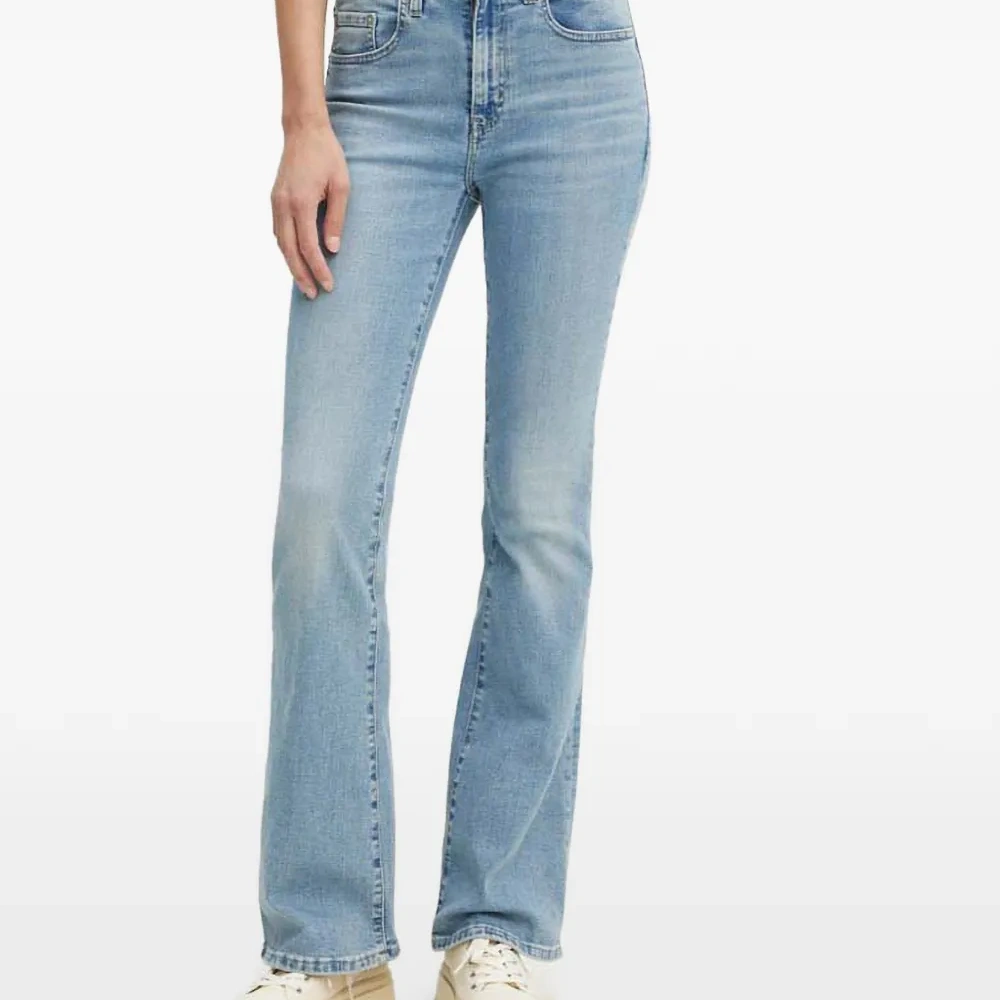 Расклешённые джинсы с пятью карманами