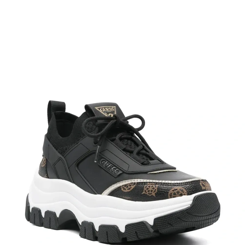 Кроссовки с логотипом и вставками