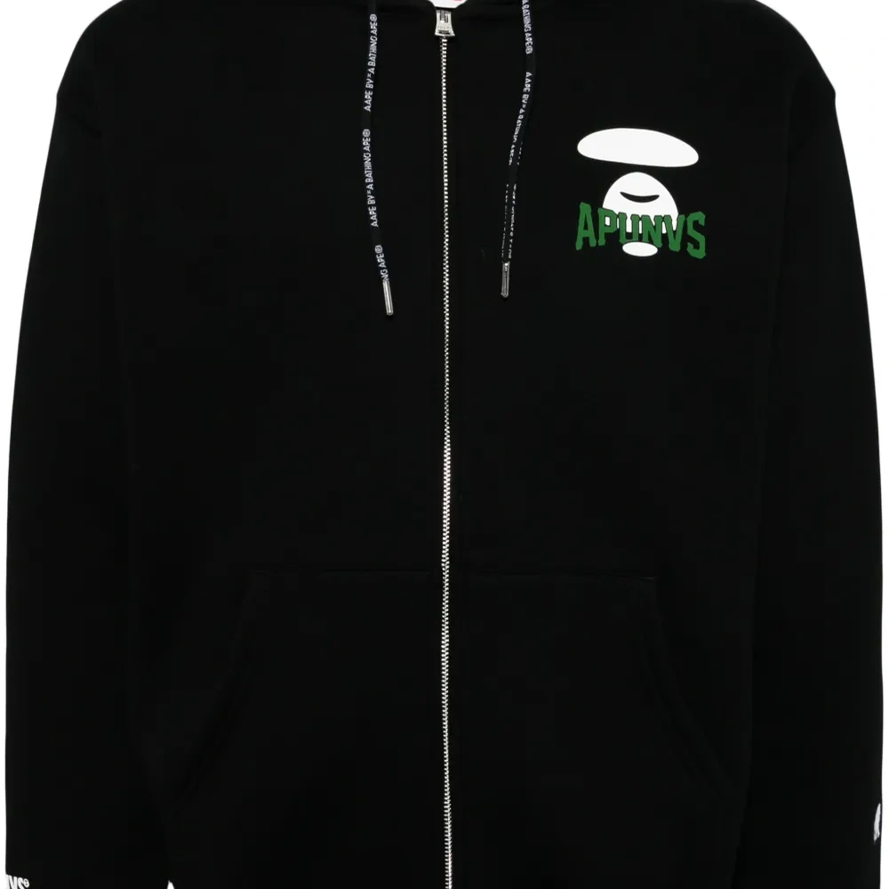 Куртка с капюшоном и логотипом