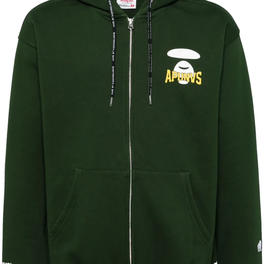 Куртка с капюшоном и логотипом