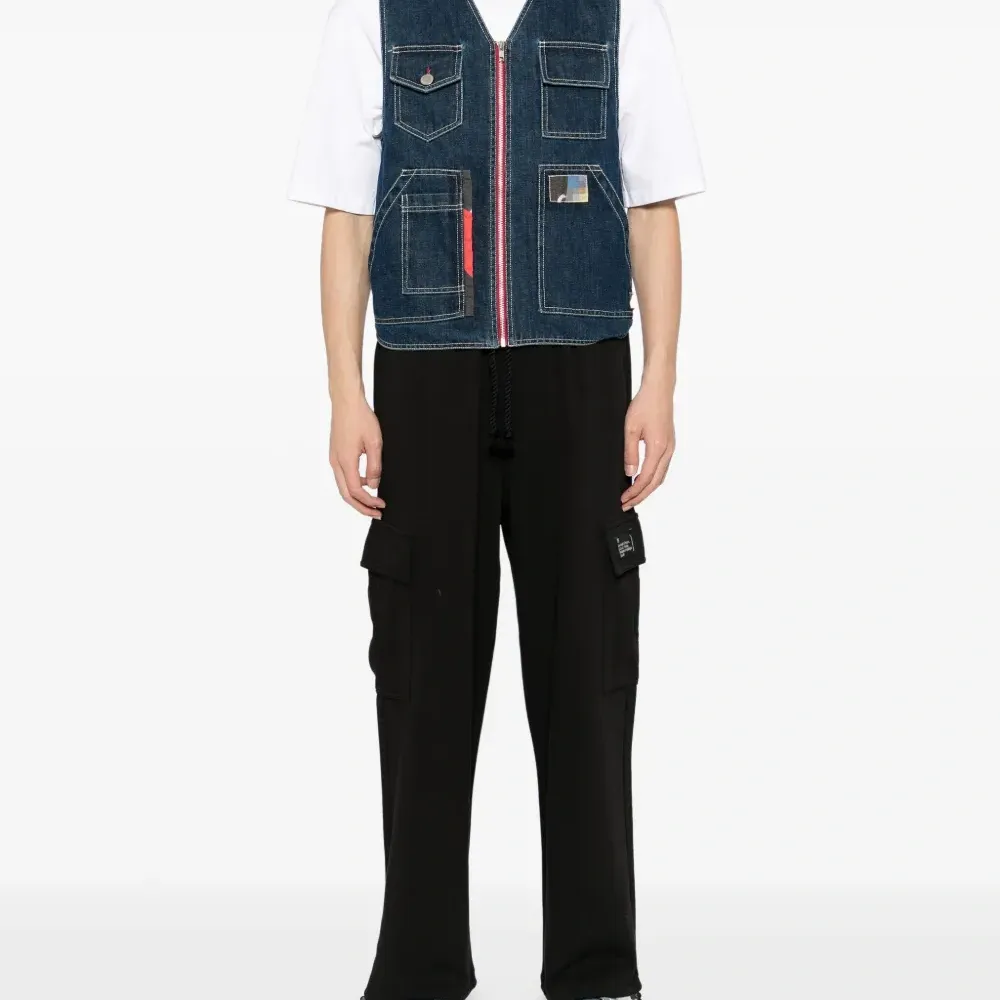 Спортивные брюки карго с нашивкой-логотипом Спортивные брюки карго с нашивкой-логотипом