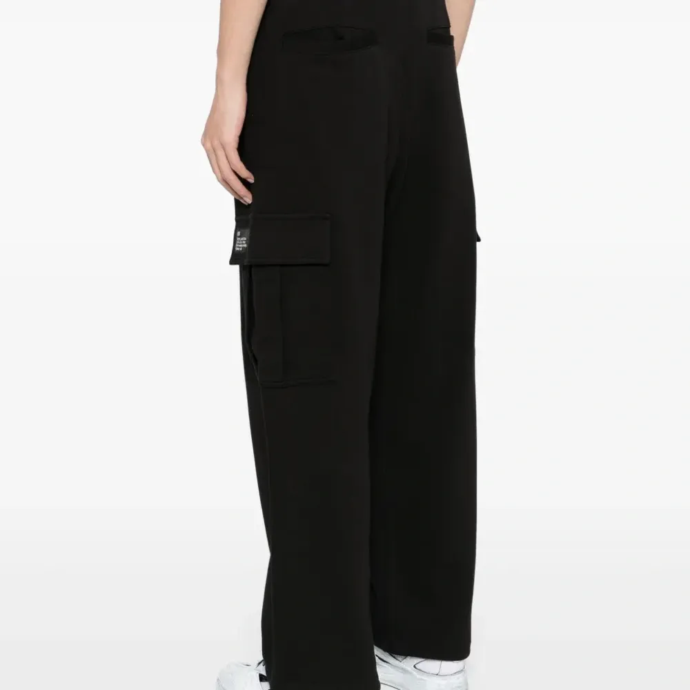 Спортивные брюки карго с нашивкой-логотипом Спортивные брюки карго с нашивкой-логотипом