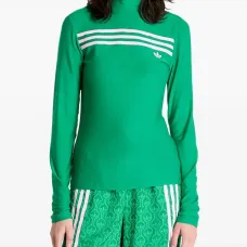 Футболка с полосками и логотипом