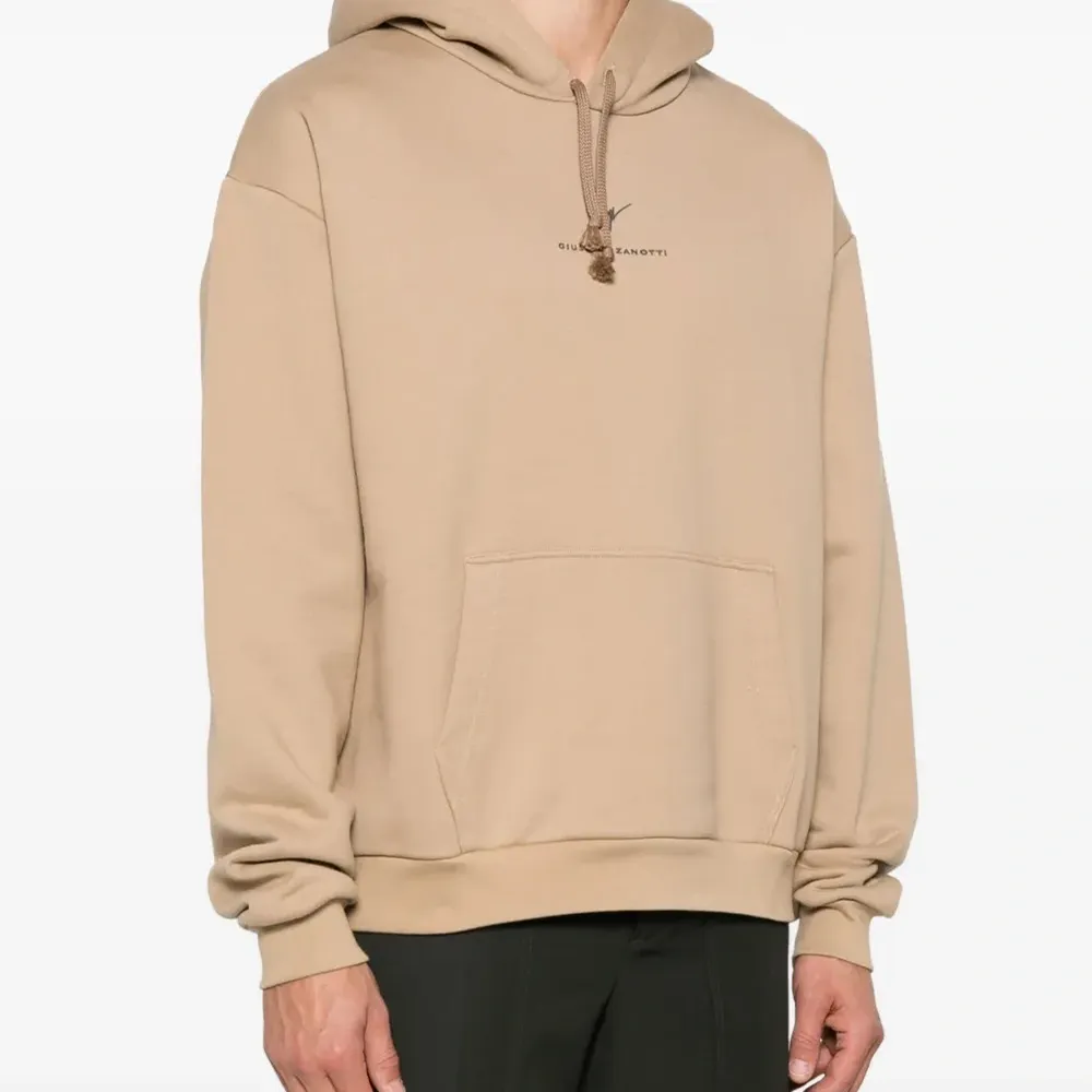 Худи с вышитым логотипом