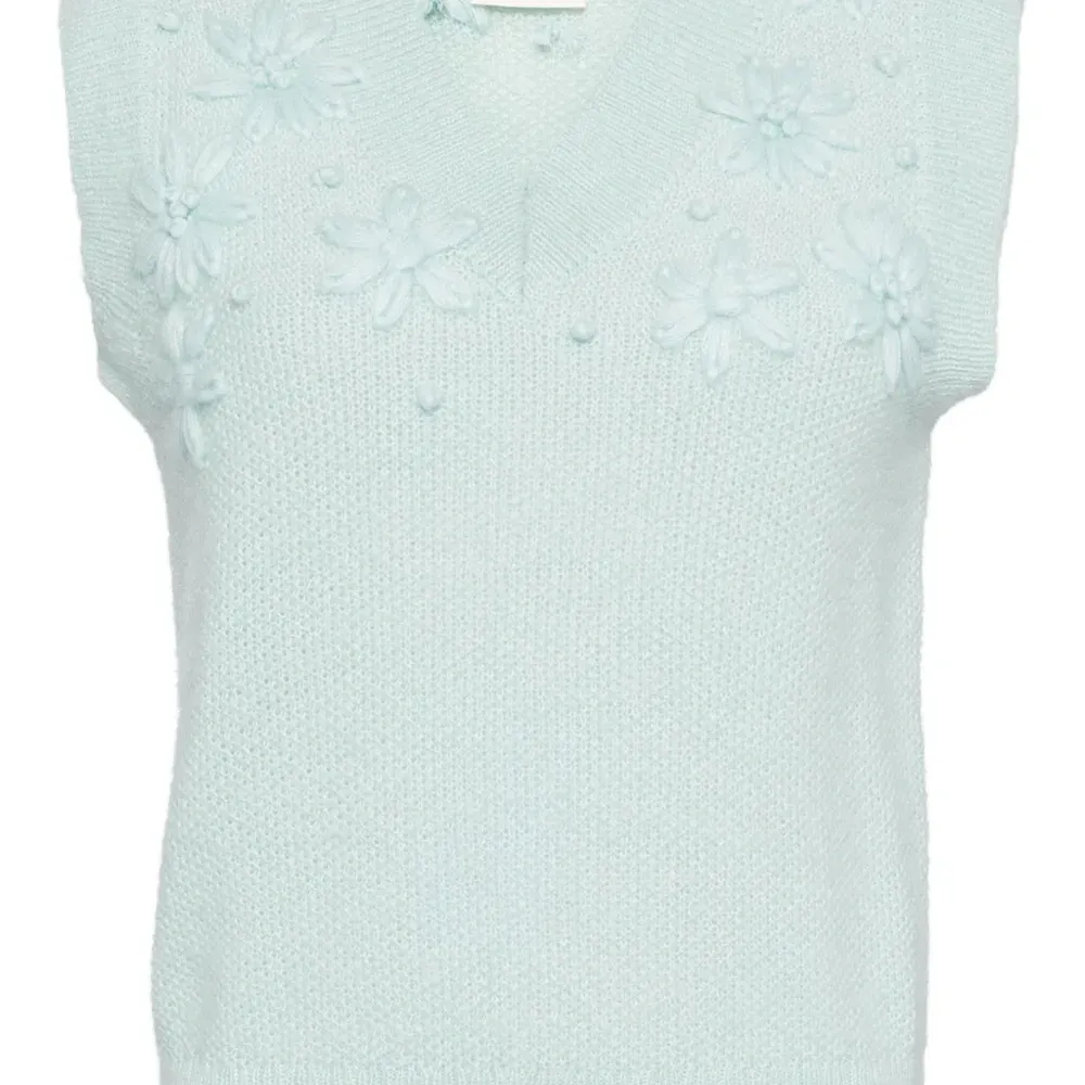 Жилет с цветочной вышивкой