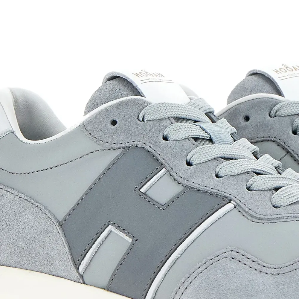 Кроссовки на шнуровке