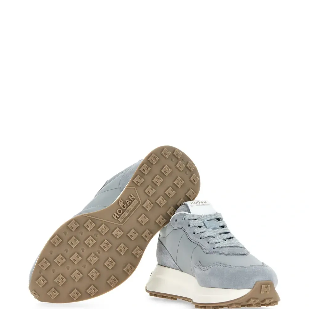 Кроссовки на шнуровке