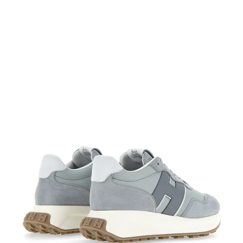 Кроссовки на шнуровке