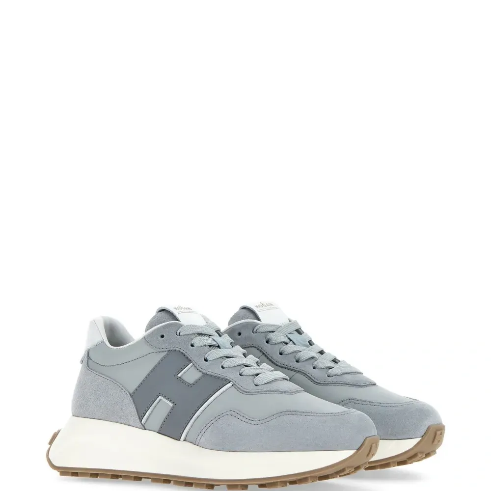 Кроссовки на шнуровке