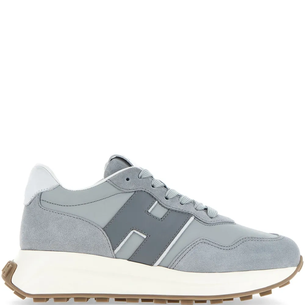 Кроссовки на шнуровке