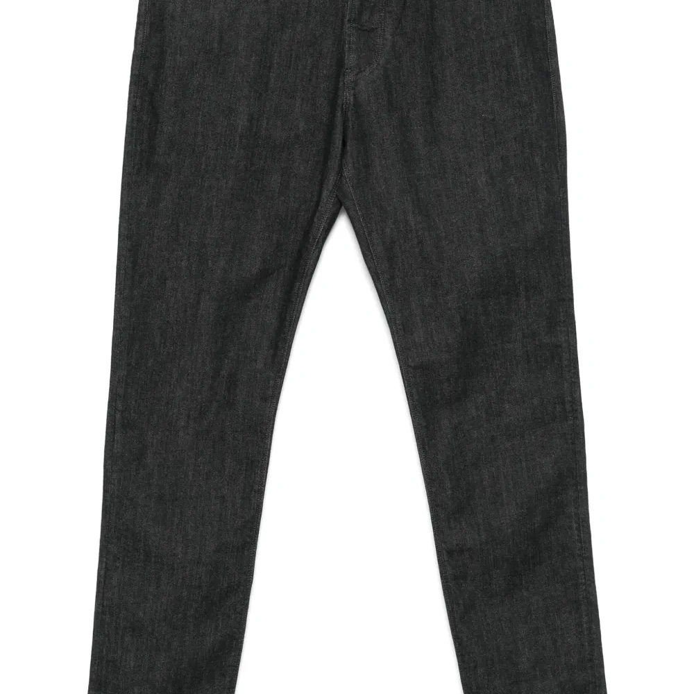 Джинсы узкого кроя