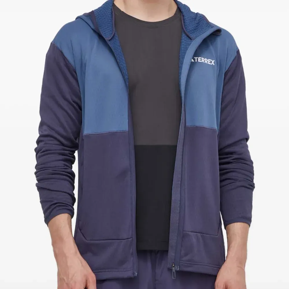 Толстовка на молнии с отделкой из разных материалов Толстовка на молнии с отделкой из разных материалов