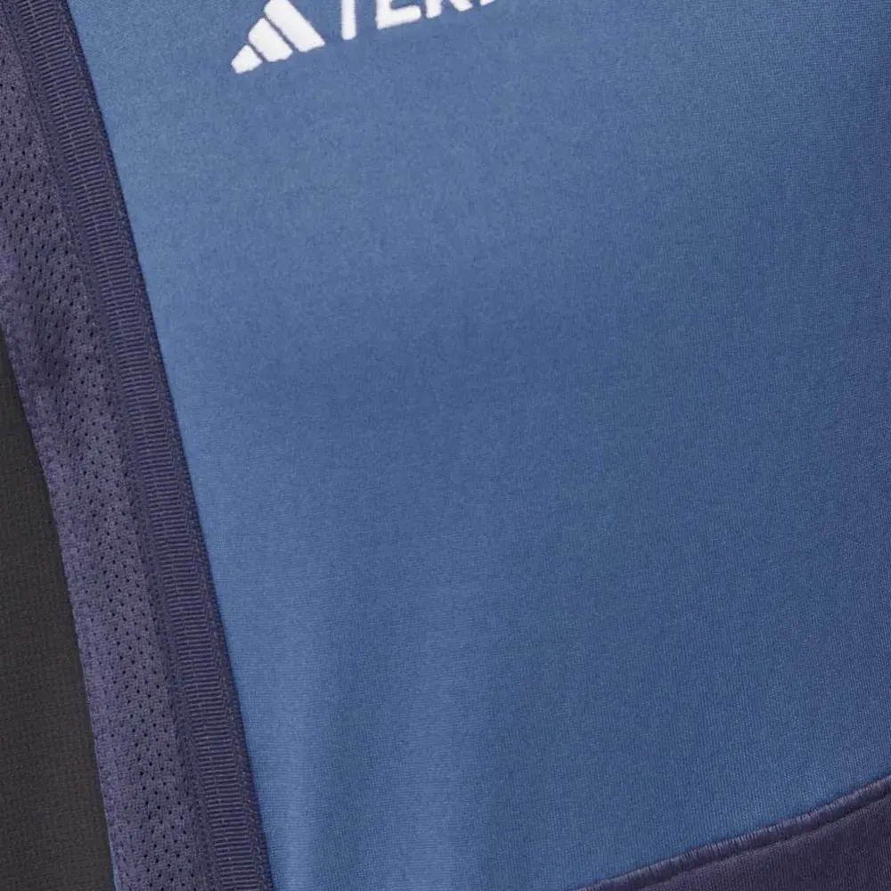 Толстовка на молнии с отделкой из разных материалов Толстовка на молнии с отделкой из разных материалов