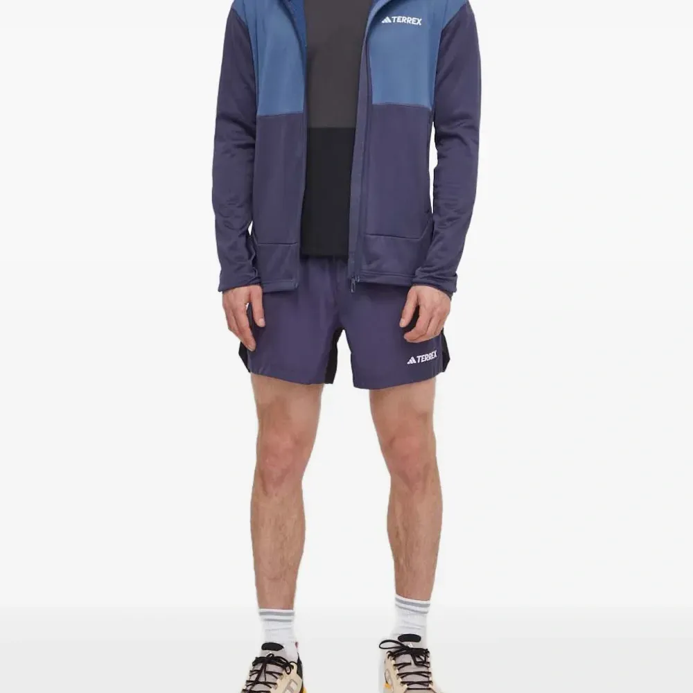 Толстовка на молнии с отделкой из разных материалов Толстовка на молнии с отделкой из разных материалов