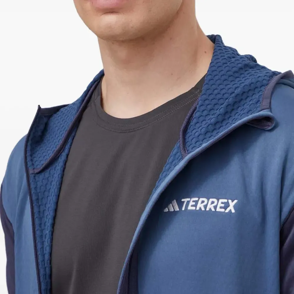 Толстовка на молнии с отделкой из разных материалов Толстовка на молнии с отделкой из разных материалов