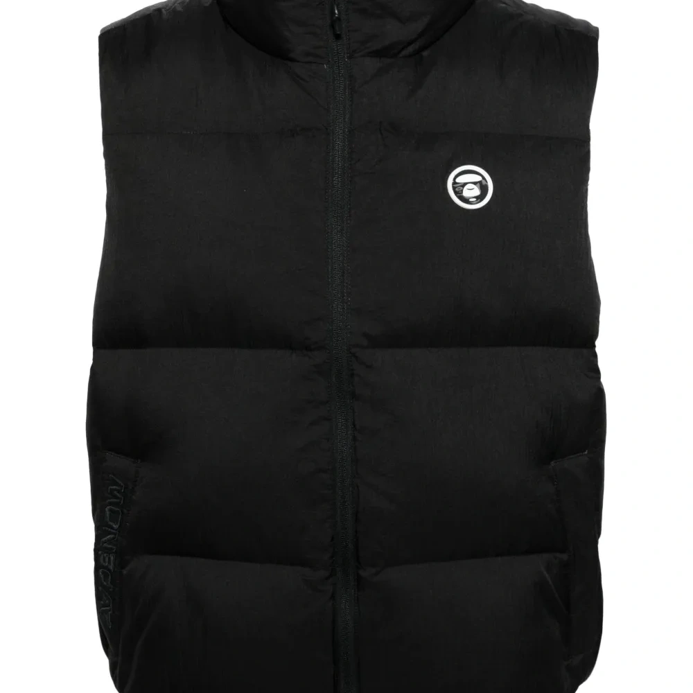 Дутый жилет с нашивкой-логотипом