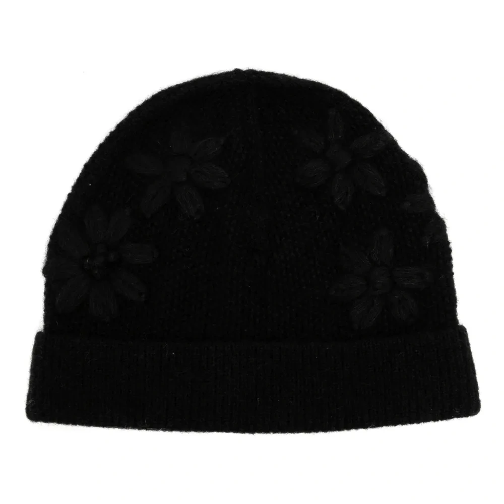 Шапка бини с цветочной вышивкой