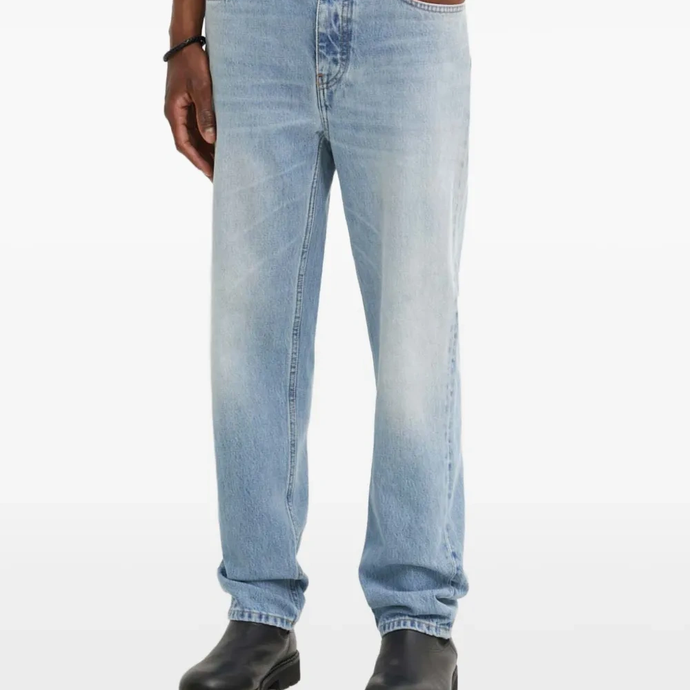 Джинсы с карманами на пуговицах