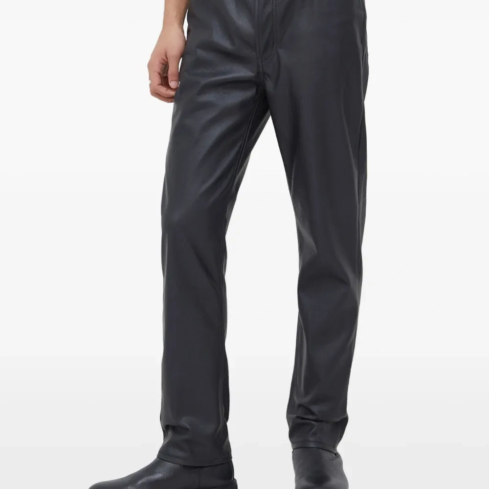 Кожаные брюки с карманами и нашивкой-логотипом