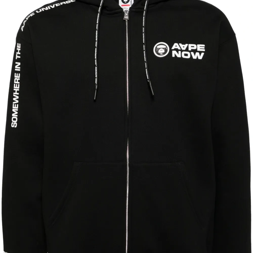 Куртка с капюшоном и нашивкой-логотипом