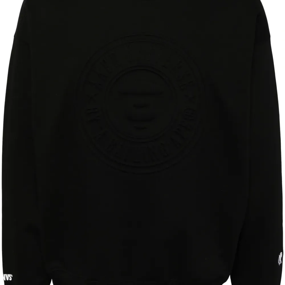 Толстовка с тисненым логотипом