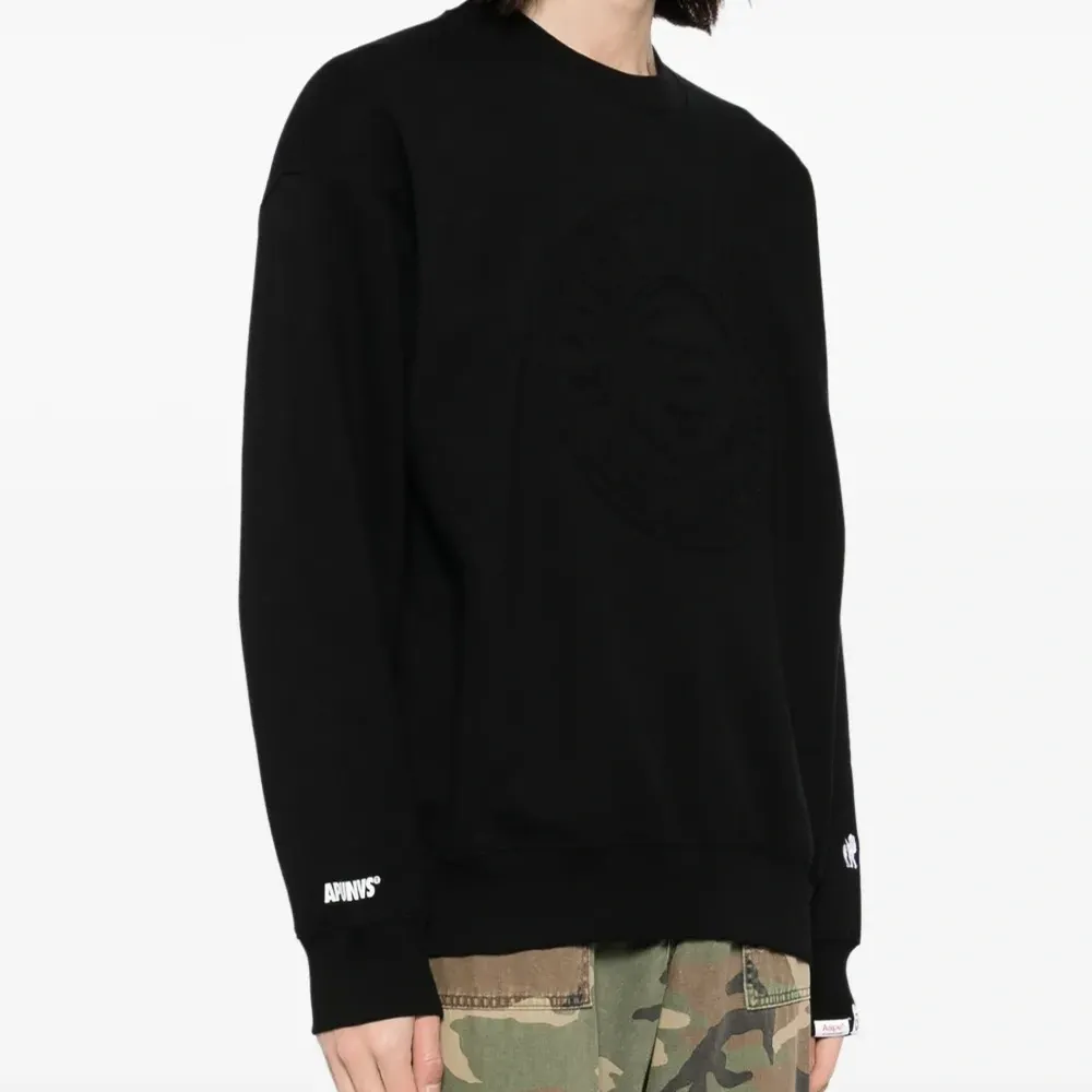 Толстовка с тисненым логотипом