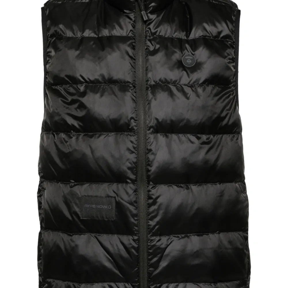 Дутый жилет с нашивкой-логотипом