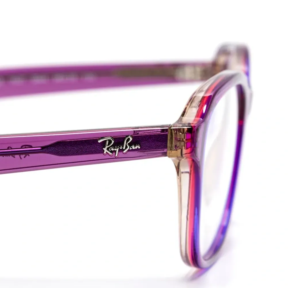 Очки в квадратной оправе