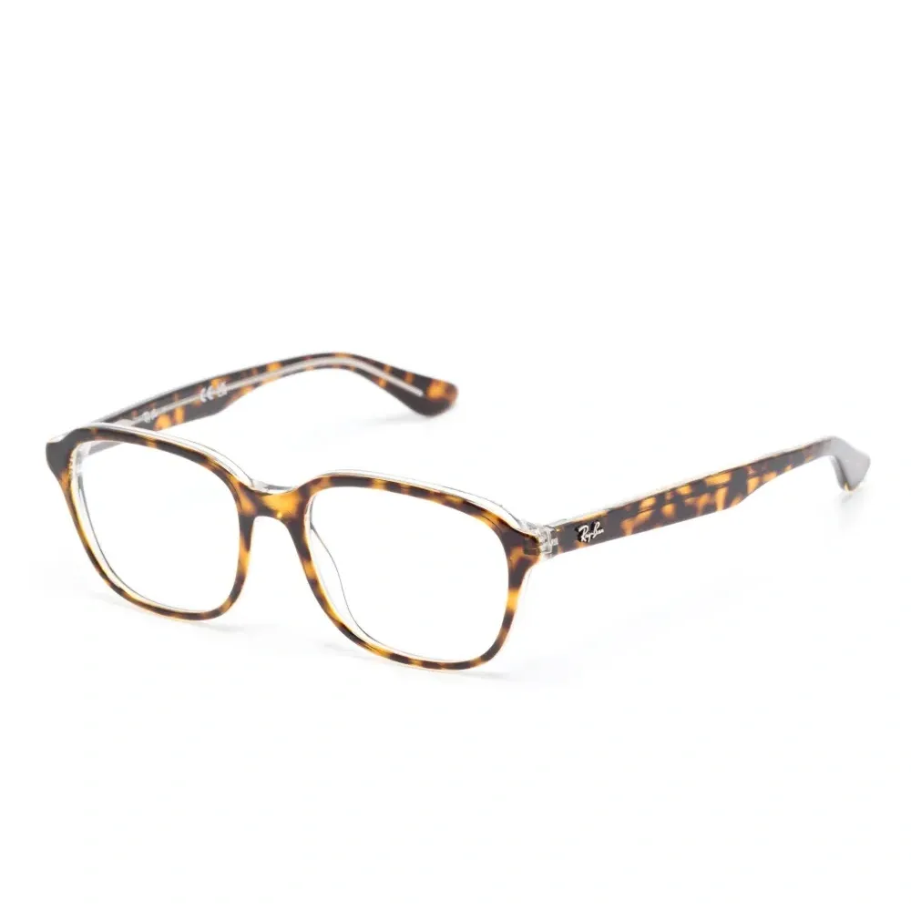 Очки в квадратной оправе