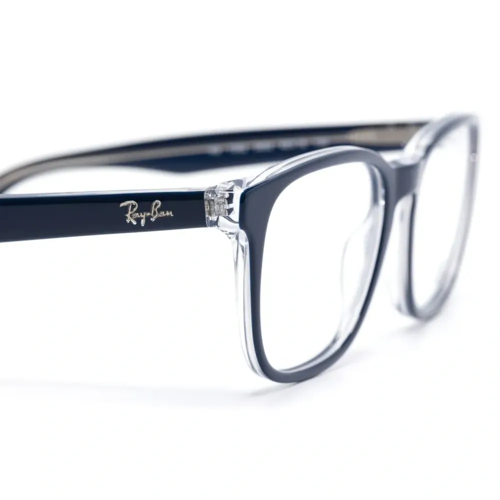 Очки в квадратной оправе