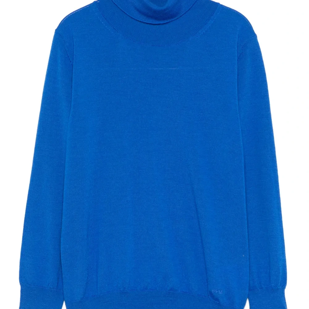 Свитер с вышитым логотипом