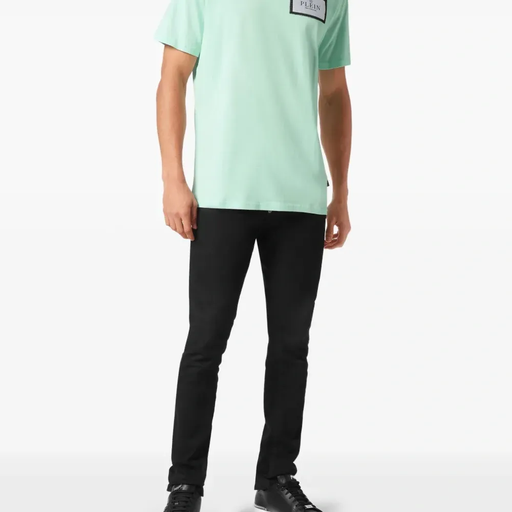 Футболка с нашивкой