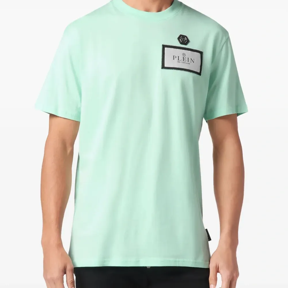 Футболка с нашивкой