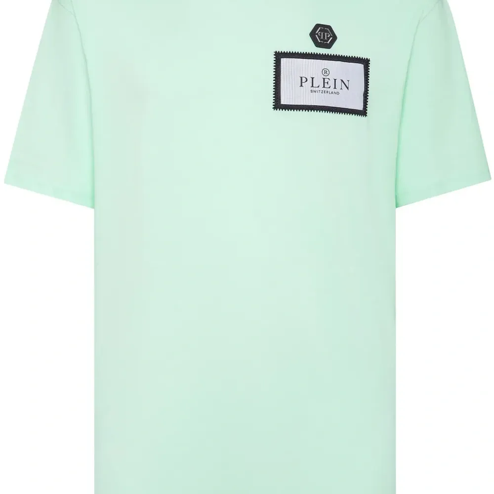 Футболка с нашивкой